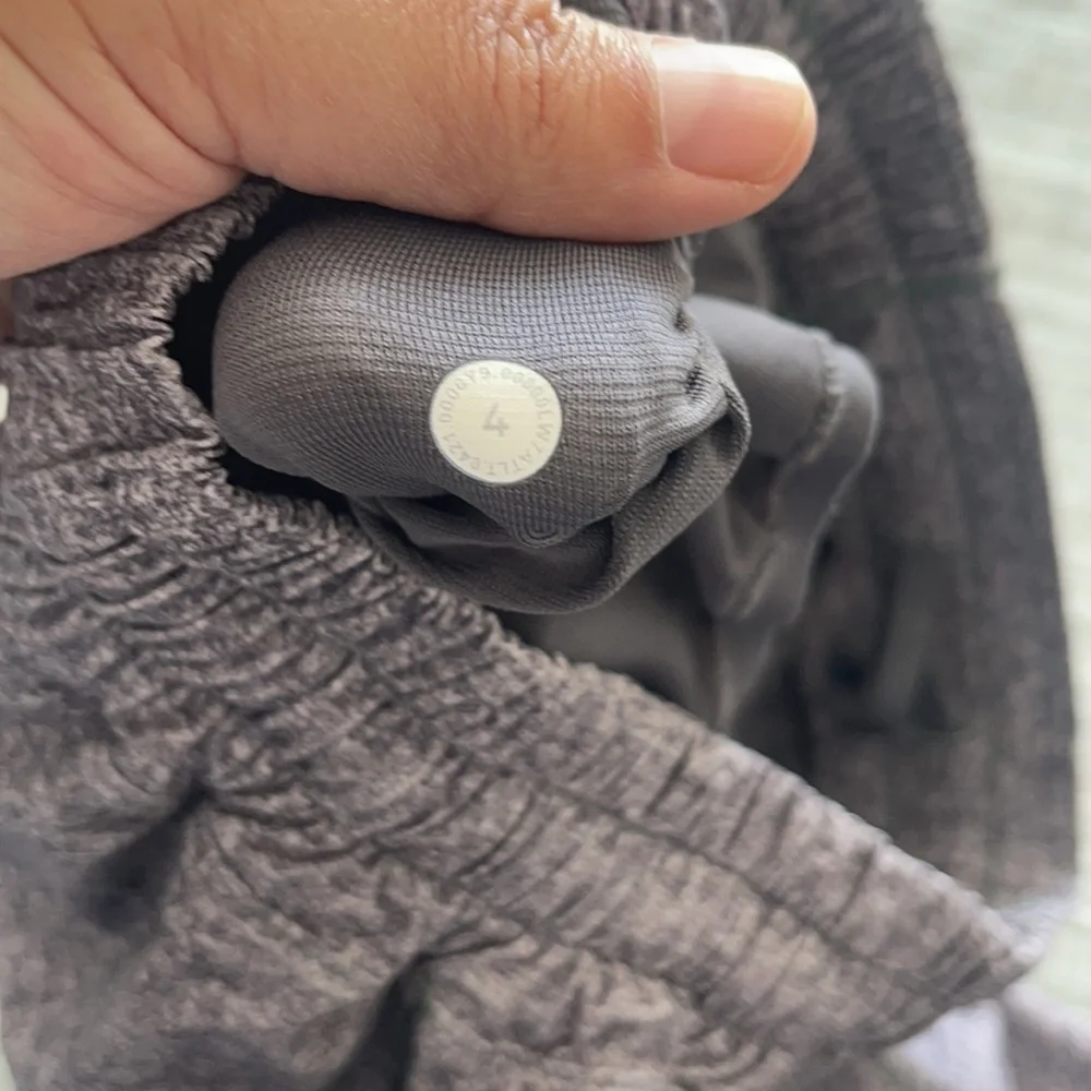 Lululemon Hotty Hot Short II  Heather Lux Multi Black / Heathered Black size 4